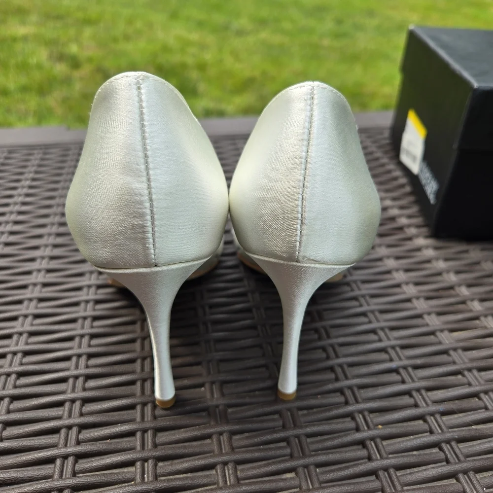 Badgley Mischka Halo White Flower Crystal Embellished Pointed Toe Heels NEW - Picture 4 of 14